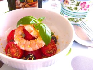 トマトとエビの前菜　地中海風